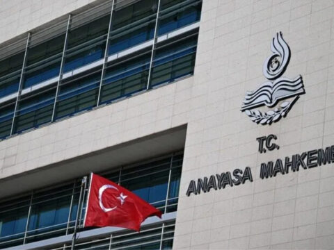 Anayasa mahkemesinden noterlerin tatil gunune iliskin kritik karar pqyRNtdl