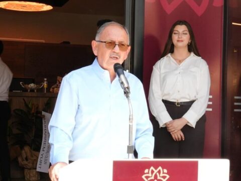 Eski bakandan acilisini yaptigi restoranin sahibine etin kokusuna gelen fakiri geri cevirme KrxKNvg8