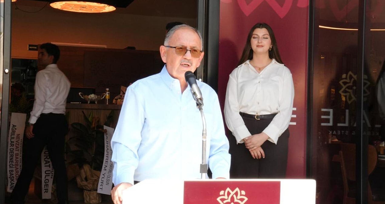 Eski bakandan acilisini yaptigi restoranin sahibine etin kokusuna gelen fakiri geri cevirme KrxKNvg8